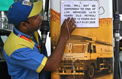 ދިއްލީގައި ތެޔޮ އަޅަންދާ ދުވަސްވީ ކާރުތައް ނައްތާލަނީ