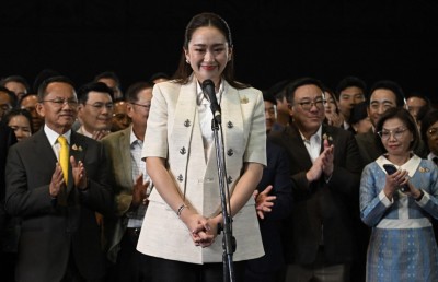 ތައިލެންޑުގެ ދުސްތޫރީ ކޯޓުން ބޮޑުވަޒީރު ސަސްޕެންޑްކޮށްފި