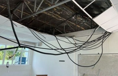 ވަށަފަރު ކްލާސްރޫމެއްގެ ސީލިންގުގެ ބައެއް ވެއްޓި ދެ ކުއްޖަކަށް އަނިޔާވެއްޖެ