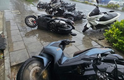 ގަދަ ވައިގައި، ހިޔާ ސަރަހައްދުގައި ހުރި ބަސް ސްޓޭންޑަކާއި ސައިކަލުތަކެއް ވެއްޓި، ގެއްލުންތަކެއް