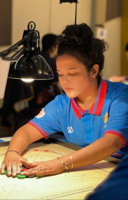 ދިވެހި ކެރަމްގެ "ކުއީން"؛ ކާމިޔާބީގެ ފަހަތުގައި ވޭނީ ދިރިއުޅުމެއް