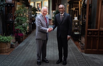 ރަސްގެފާނު ޗާލްސް އާއި ރައީސް މުއިއްޒު ބައްދަލު ކުރައްވައިފި