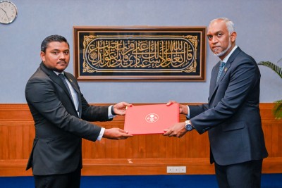 އަބްދުއްލަތީފަށް ޖޭއެސްސީގެ މެމްބަރުކަމުގެ ލިޔުން ހަވާލުކޮށްފި
