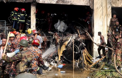 ބަންގްލާދޭޝްގައި ފައިޓަ ޖެޓެއް ސްކޫލަކަށް ވެއްޓި 16 މީހަކު މަރުވެއްޖެ