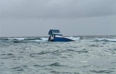 ފަރަށް އެރި ދޯންޏެއް އަޑިއަށް، ދަތުރުކުރި މީހުން ސަލާމަތް ކޮށްފި