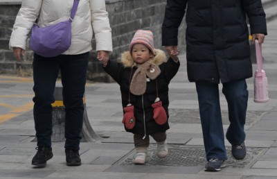 ދަރިން ހޯދަން ހިތްވަރުދޭން ޗައިނާގައި ތިން އަހަރުން ދަށުގެ ކޮންމެ ކުއްޖަކަށް 500 ޑޮލަރުގެ އިނާޔަތެއް