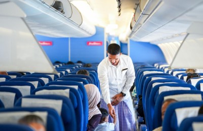 އާ ޓާމިނަލުން ފުރަތަމަ ހިދުމަތް ދެނީ ވައިޑް ބޮޑީ ފްލައިޓަށް، ކްރޫ އިން ދިވެހި ހެދުމުގައި