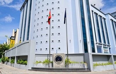 މަޑުކުރަން އެންގުމުން ތަބާނުވެ، ފުލުހުންގެ ސައިކަލްގައި ޖައްސައި ފުލުހަކު ޒަހަމްކޮށްލައިފި