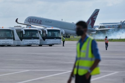 އެއާޕޯޓުގައި ފަސިންޖަރުން އުފުލާ ބަހަކާއި ކޭޓެރިން ވެހިކަލެއް އެކްސިޑެންޓުވެއްޖެ