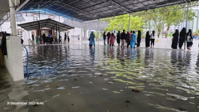 ސަހަރާގައި ފެންބޮޑުވެ، މައްޔިތުން ވަޅުލުމަށާއި ޖަނާޒާ ބޭއްވުމަށް ދަތިތަކެއް