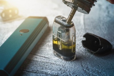 މަސްތުވާތަކެތި އަޅާފައި ހުރި ވޭޕް ކާޓްރިޖުތަކަކާއެކު ދެ މީހަކު ހައްޔަރުކޮށްފި