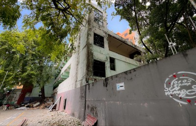 ފާރުން ބައެއް ވެއްޓުނު އީޑީސީގެ އިމާރާތް ތަޅާލަން ފަށައިފި