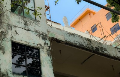 ފާރުން ބައެއް ވެއްޓުނު އީޑީސީގެ އިމާރާތް ތަޅާލަން ފަށައިފި