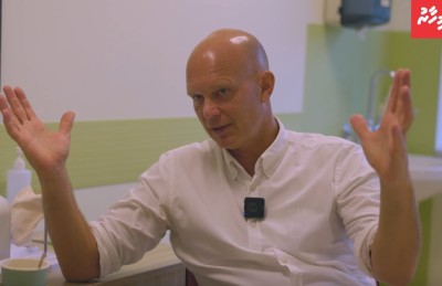 ސްވިޑެންގެ މި ޑޮކްޓަރު ދިވެހިންނަށް މި ގެނެސްދިނީ ސްޕޯޓްސް އިންޖަރީގެ ދުނިޔޭގެ ފެންވަރުގެ ފަރުވާ