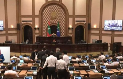 ސައުދި "ޕްރިންސް"އާ ގުޅޭ ސުވާލަށް ޖަވާބު ނުލިބިގެން އިޖުތިޖާޖު ކުރުމުން މީކާއިލް މަޖިލީހުން ނެރެފި