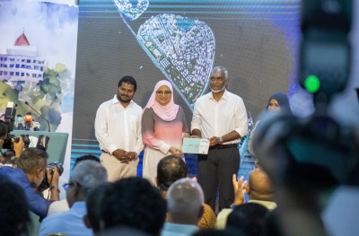 އަންހެނުންނަށް ޚާއްސަ 1،500 ވަޒީފާ އުފެއްދުމުގެ ވައުދާއެކު އާޒިމާގެ މެނިފެސްޓޯ އިފްތިތާހުކޮށްފި