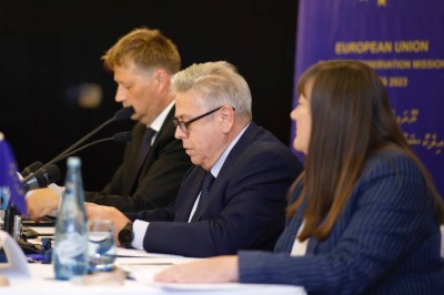 އީޔޫއިން ލަފާދިނީ އިންތިޚާބާ ދިމާކޮށް ވަޒީފާ ދިނުން ހުއްޓުވަން ގާނޫނެއް އެކުލަވައިލަން