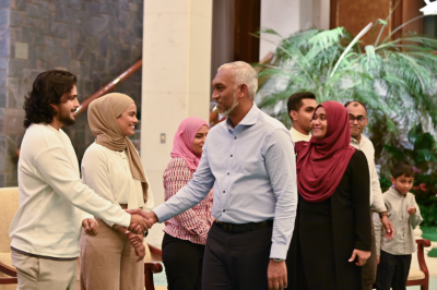 ރައީސް ބެއިޖިންގައި ދިރިއުޅޭ ދިވެހިންނާ ބައްދަލުކުރައްވައި، ދަތިތައް އޮޅުންފިލުވައިފި