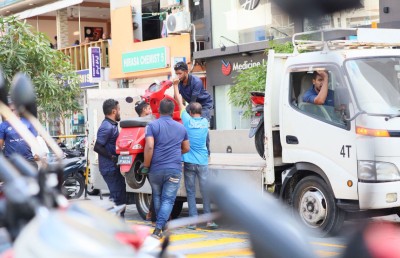 މަގުމައްޗަށް ދޫކޮށްލާފައި ހުންނަ ވެހިކަލްތައް ނަގަން ފަށައިފި