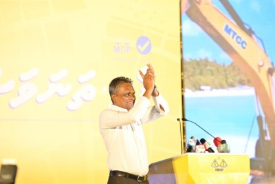 މިހާތަނަށް ގުނުނު ފޮށިތަކުން، އާޒިމް ބޮޑު ތަފާތަކުން ކުރީގައި