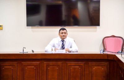 ލައިވް ކޮމިޓީގައި މިގޮތަށް މީހުން ހަވަރަށް ދިނުން މައްސަލައެއް ނޫން؟