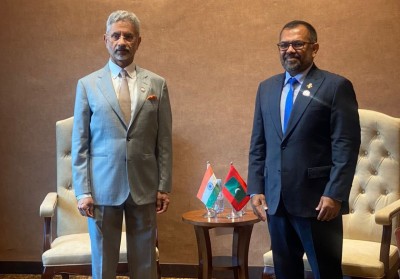 ޒަމީރާއި ޖައިޝަންކަރު ބައްދަލުކުރައްވައި، މަޝްވަރާކުރައްވައިފި