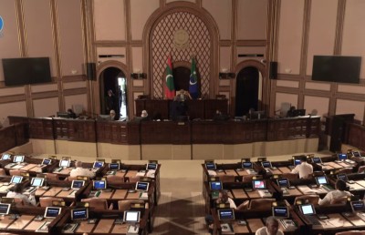 ކަރަންޓު ކެނޑިގެން މަޖިލީހުގެ ޖަލްސާ މެދުކަނޑާލައިފި