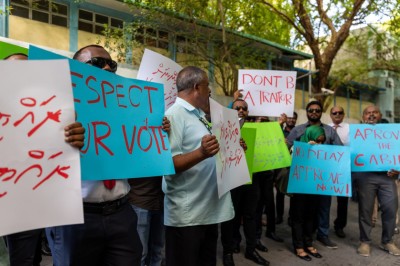 މަޖިލިސް ކައިރީ މުޒާހަރާކުރިއިރު، ސިފައިން މަސްއޫލިއްޔަތު އަދާކުރިތޯ ބަލަން ހުށަހަޅައިފި