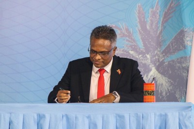 ރައްޔިތުންނަށް ލާބައެއް ލިބޭ ކަމެއްގައި އަޅުގަނޑު ހުރަހަކަށް ނުވާނަން: އާޒިމް