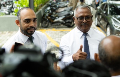 ނޫސްވެރިން ޕްރެޝާކުރުމާ އެކު އަސްވާޑާއި ޚަލީލް މީޑިއާގެ ކުރިމައްޗަށް!