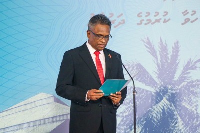 މާލޭގެ އާ މޭޔަރު އާޒިމާއި، ތިން ކައުންސިލަރުން މަގާމުގެ ހުވާ ކުރައްވައިފި