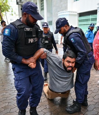 މީޑިއާ ބިލް ބަލައިގަތުމުން ރައީސް އޮފީސް ކުރިމައްޗަށް އެއްވި ނޫސްވެރިންނަށް ހުރަސްއަޅައިފި