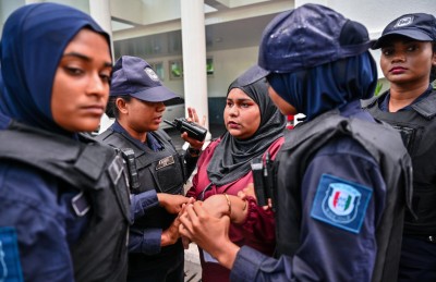 މީޑިއާ ބިލް ބަލައިގަތުމުން ރައީސް އޮފީސް ކުރިމައްޗަށް އެއްވި ނޫސްވެރިންނަށް ހުރަސްއަޅައިފި