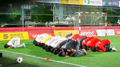 މެޗުގެ ކުރިން ދެ ޓީމު އެކުގައި ދަނޑުމަތީ ނަމާދަށް