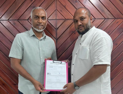 އެމްޑީޕީ ޓިކެޓުގައި މާލެއަށް އަލަށް ހޮވުނު ކައުންސިލަރަކު ޕީއެންސީއަށް ސޮއިކޮށްފި