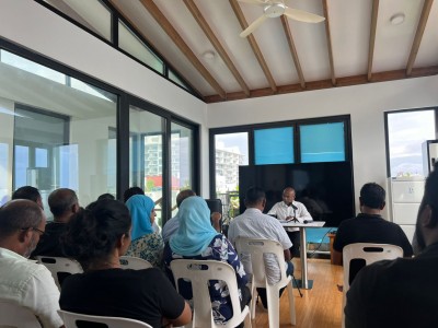 ޑިމޮކްރެޓްސްއިން ހުރިހާ ދާއިރާއަކަށް ވާދަކުރުމަށްޓަކައި، އިތުރު ކެންޑިޑޭޓުން ހޯދަނީ