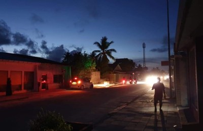 އައްޑޫން ކަރަންޓު ކެނޑުނީ ކޭބަލެއް ބުރިކޮށްލަން އުޅުމުން، ތުހުމަތުވާ މީހާ ކަރަންޓުގައި ޖެހި ޒަހަމްވި