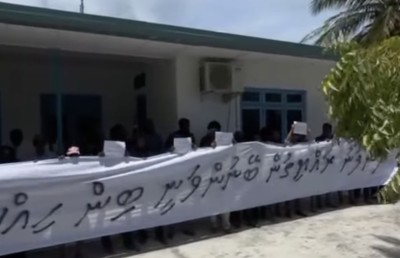 ބިން ނުހިއްކަން ނިންމުމުން ދޮންފަނު ރައްޔިތުން މުޒާހަރާ ކުރަނީ