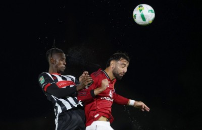 ޔުނައިޓެޑާ ދެކޮޅަށް ނުކުޅެވޭނެ ކުޅުންތެރިއެއް އެރުވުމުން ގްރިމްސްބީއަށް ޖޫރިމަނާއެއް