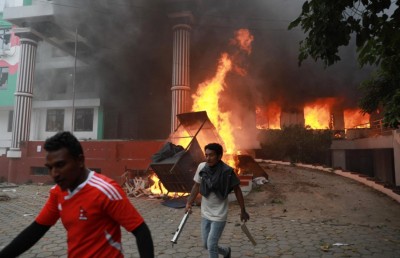 ނޭޕާލު އަނދަނީ: ލީޑަރުންގެ ގެތަކުގައި ހުޅުޖަހައި މީހުންނަށް ވެސް ހަމަލާދެނީ