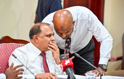 ނޫސްވެރިން އިހުތިޖާޖު ކުރަމުން ދަނިކޮށް މީޑިއާ ބިލް ކޮމިޓީން ފާސްކޮށްފި