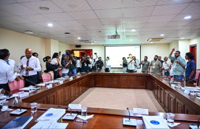 ނޫސްވެރިން އިހުތިޖާޖު ކުރަމުން ދަނިކޮށް މީޑިއާ ބިލް ކޮމިޓީން ފާސްކޮށްފި