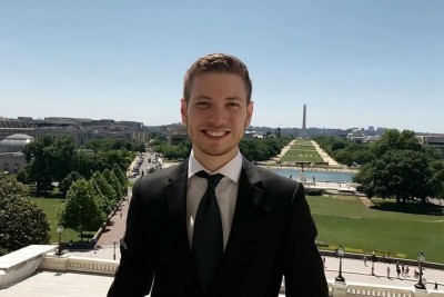 ނަތަންޔާހޫގެ ދަރިފުޅު އުޅެނީ އެމެރިކާގައި ފިލައިގެން ކަމަށް އިނގިރޭސި ނޫހަކުން ބުނެފި