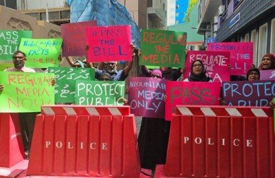 ނޫސްވެރިންގެ ދެކޮޅު ހެދުންތަކުގެ ތެރޭގައި މީޑިއާ ބިލް މަޖިލިހުން ފާސްކޮށްފި