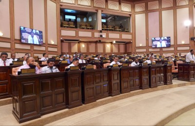 ވަކިވަކި ނޫސްވެރިން ޖޫރިމަނާ ކުރެވޭ މާއްދާ އުނިކޮށް މީޑިއާ ބިލް ފާސްކޮށްފި