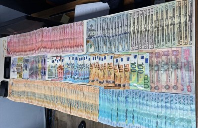 އެއާޕޯޓްގައި ގަވާއިދާ ހިލާފަށް ޑޮލަރު މާރުކުރަން އުޅުނު މީހަކު ހައްޔަރު