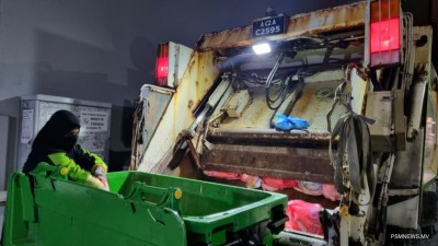 ކުރިމަތިވާ ފުރައްސާރައަށް ނުބަލައި ނަމޫނާ ދައްކާ މުވައްޒަފު!