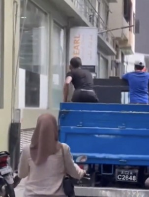 ޕިކަޕެއް ތެރޭ ހުތުރު ވައްތަރު ޖެއްސި މީހާ ހޯދަން އާންމުންގެ އެހީއަށް އެދެފި