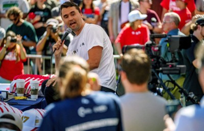 ޔޫޓާ ޔުނިވަސިޓީގައި ބަޑިން ހަމަލާދީ ޓްރަމްޕުގެ އެކުވެރި އެކްޓިވިސްޓް ޗާލީ ކާކް މަރާލައިފި