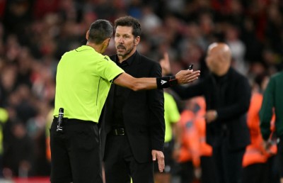 ލިވަޕޫލް ސަޕޯޓަރުން ބޭއަދަބީގޮތަކަށް ސިމިއޯނީއާ ފުރައްސާރަކޮށް ރުޅިއަރުވާލައިފި